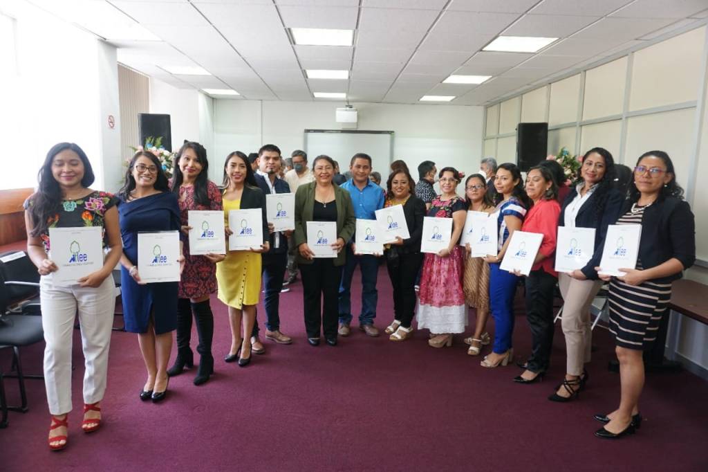 FLEE capacita a docentes y voluntarios para enseñar en comunidades rurales, impulsando una educación con identidad cultural.