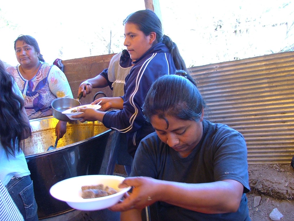 Además de educación, FLEE canaliza apoyos médicos, psicológicos y económicos para atender necesidades urgentes en comunidades de Oaxaca.